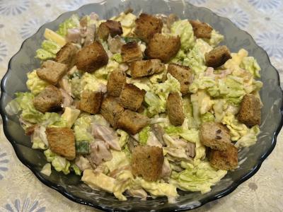 Salotas „Aštrus“ su rūkytomis vištienos krūtinėlėmis pagrindine nuotrauka