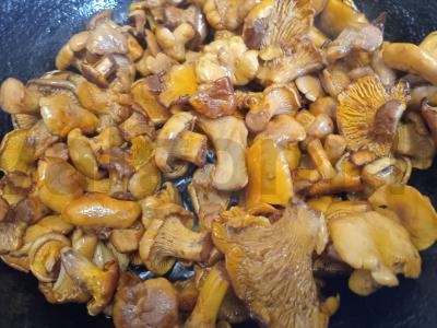 Vištienos blauzdelės su voveraitėmis Žingsnis 4