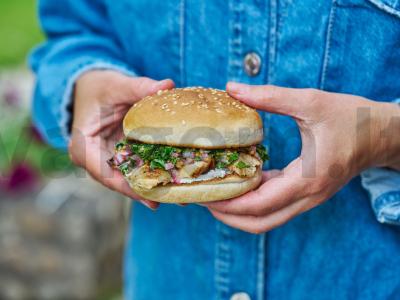 Vištienos šlaunelių ir špinatų burgeriai Žingsnis 9