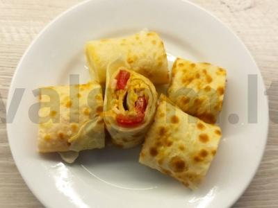 Rulėlis su karbonaido ir pomidorų įdaru pusryčiams pagrindine nuotrauka