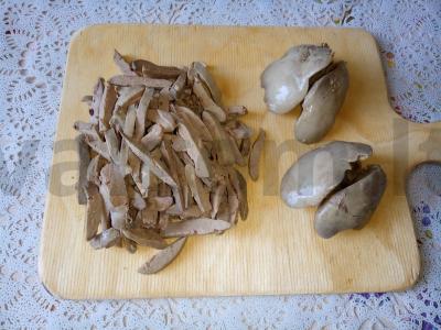 Vištienos kepenėlių, marinuotų agurkų ir korėjietiškų morkų salotas su majonezu Žingsnis 1