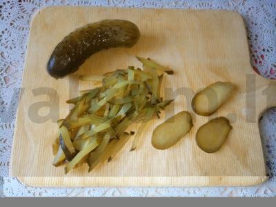 Vištienos kepenėlių, marinuotų agurkų ir korėjietiškų morkų salotas su majonezu Žingsnis 2