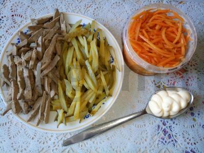 Vištienos kepenėlių, marinuotų agurkų ir korėjietiškų morkų salotas su majonezu Žingsnis 3