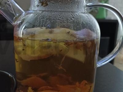 Vakarinis arbatos puodelis su citrusiniais vaisiais ir džiovintais vaisiais pagrindine nuotrauka