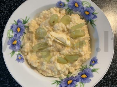 Kruopos iš grikių su obuoliais ir vynuogėmis pagrindine nuotrauka