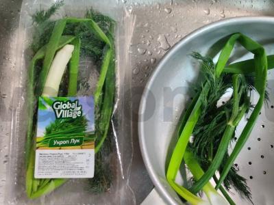 Žalias salotas su raudona žuvimi, pušų riešutais ir parmezanu Žingsnis 1