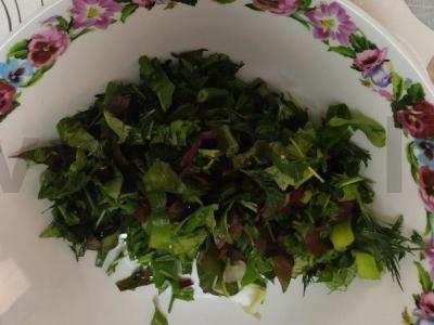 Žalias salotas su raudona žuvimi, pušų riešutais ir parmezanu Žingsnis 3