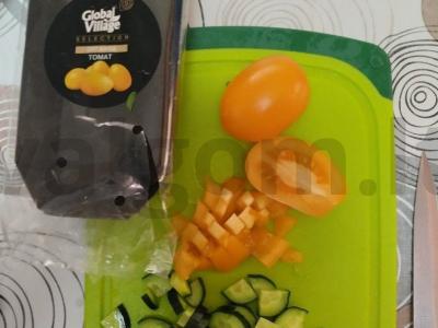 Žalias salotas su raudona žuvimi, pušų riešutais ir parmezanu Žingsnis 4