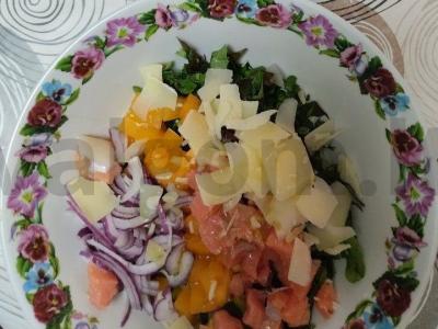 Žalias salotas su raudona žuvimi, pušų riešutais ir parmezanu Žingsnis 7