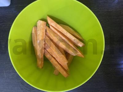 Saldžiųjų bulvių lazdelės su itališkais prieskoniais Žingsnis 1