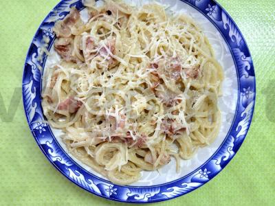 Grietinėlės spageti su bekonu keptuvėje pagrindine nuotrauka