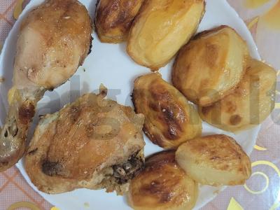 Kvapni vištiena su bulvėmis česnako padaže pagrindine nuotrauka