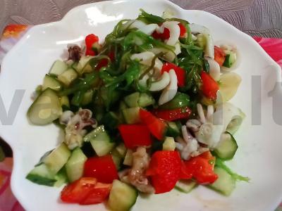 Daržovių salotas su čuka ir kalmaru pagrindine nuotrauka