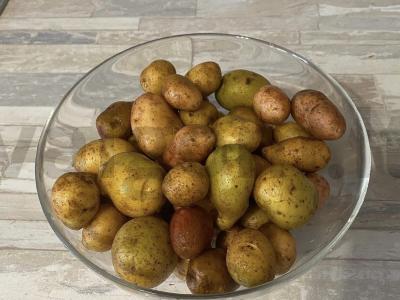 Kumpio bulvės, keptos orkaitėje su česnaku Žingsnis 1