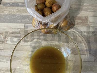 Kumpio bulvės, keptos orkaitėje su česnaku Žingsnis 2