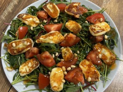 Salotas su pomidorais ir halumi sūriu pagrindine nuotrauka