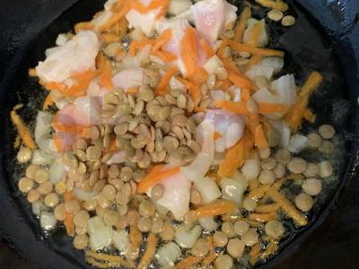 Žalioji lęša su vištiena, morkomis ir česnaku Žingsnis 3