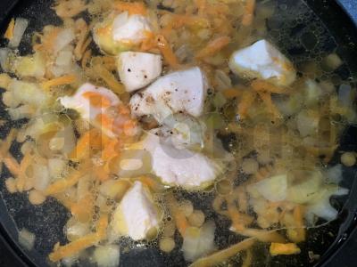 Žalioji lęša su vištiena, morkomis ir česnaku Žingsnis 4