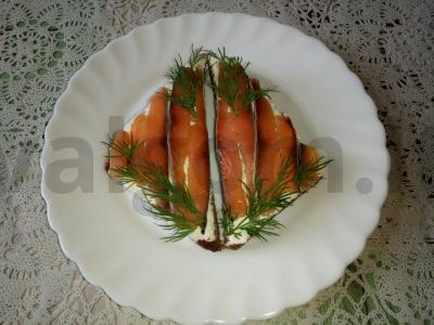 Sumuštiniai su sūdyta raudona žuvimi pusryčiams pagrindine nuotrauka