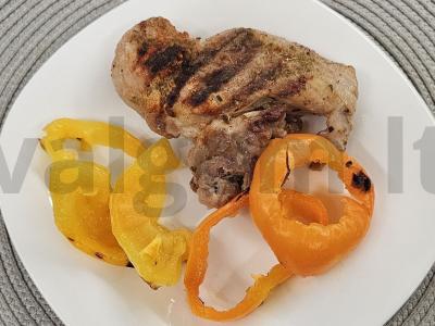 Mėsa su paprikomis ant grotelių pagrindine nuotrauka