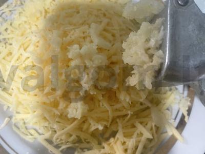 Karšti sumuštiniai su pomidorais ir česnaku „Boreo“ Žingsnis 2