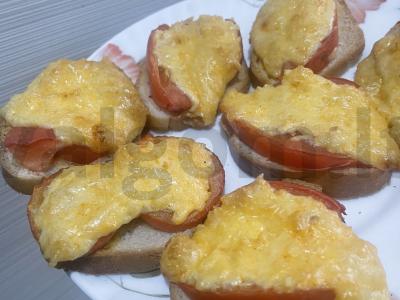 Karšti sumuštiniai su pomidorais ir česnaku „Boreo“ pagrindine nuotrauka