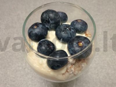 Varškės desertas su medumi ir mėlynėmis pagrindine nuotrauka