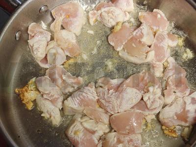 Vištiena su pttim po pesto padažu su džiovintais pomidorais, parmezanu ir grietinėlėmis Žingsnis 3