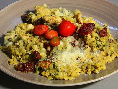 Vištiena su pttim po pesto padažu su džiovintais pomidorais, parmezanu ir grietinėlėmis pagrindine nuotrauka