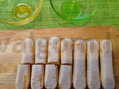 Desertas su jogurtu ir sausainiais kremankose Žingsnis 1