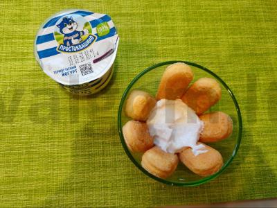 Desertas su jogurtu ir sausainiais kremankose Žingsnis 3