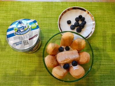 Desertas su jogurtu ir sausainiais kremankose Žingsnis 5