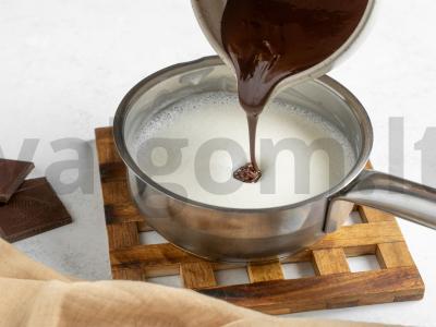 Šokoladinė Velykų kiaušinė su spanguolėmis Žingsnis 4