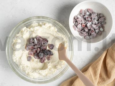 Šokoladinė Velykų kiaušinė su spanguolėmis Žingsnis 5