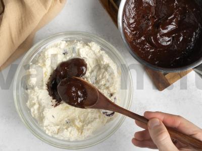 Šokoladinė Velykų kiaušinė su spanguolėmis Žingsnis 6