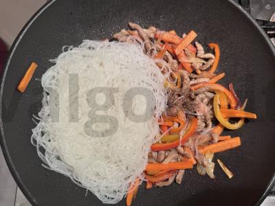 Funchosa su kiauliena ir daržovėmis Žingsnis 7