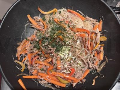 Funchosa su kiauliena ir daržovėmis Žingsnis 8