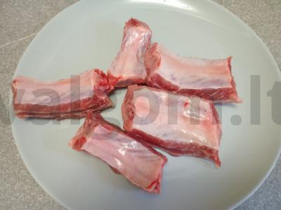 Kepti kiaulienos šonkauliai su morkomis, itališkais prieskoniais ir vynuogių aliejumi Žingsnis 1