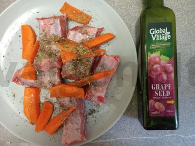 Kepti kiaulienos šonkauliai su morkomis, itališkais prieskoniais ir vynuogių aliejumi Žingsnis 4