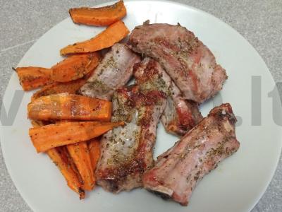 Kepti kiaulienos šonkauliai su morkomis, itališkais prieskoniais ir vynuogių aliejumi pagrindine nuotrauka