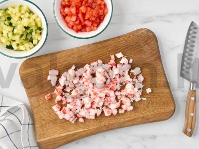 Salotas „Beprotiškas“ su krabų lazdelėmis Žingsnis 3