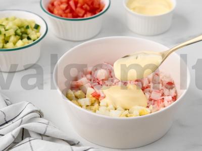 Salotas „Beprotiškas“ su krabų lazdelėmis Žingsnis 4