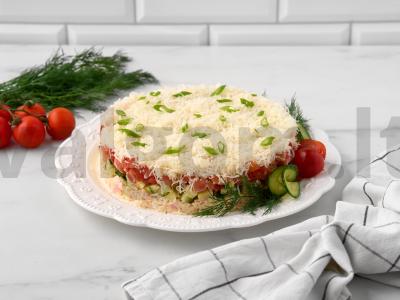 Salotas „Beprotiškas“ su krabų lazdelėmis pagrindine nuotrauka