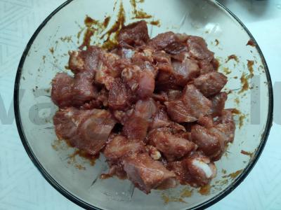 Bulvių apkepas su kiauliena ir sūriu Žingsnis 1