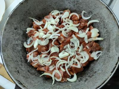 Bulvių apkepas su kiauliena ir sūriu Žingsnis 3