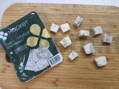 Sūrio kanapė su mėlynuoju pelėsiu ir vaisiais Žingsnis 1