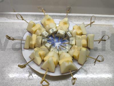 Sūrio kanapė su mėlynuoju pelėsiu ir vaisiais pagrindine nuotrauka