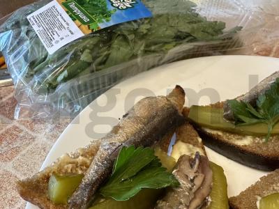 Sumuštiniai su šprotų ir petražolių Žingsnis 8