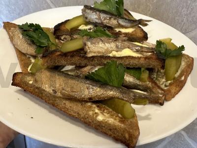 Sumuštiniai su šprotų ir petražolių pagrindine nuotrauka