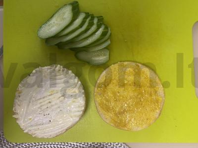 Hamburgeris su karčiu ir vištienos kotletu ant bandelės Žingsnis 2